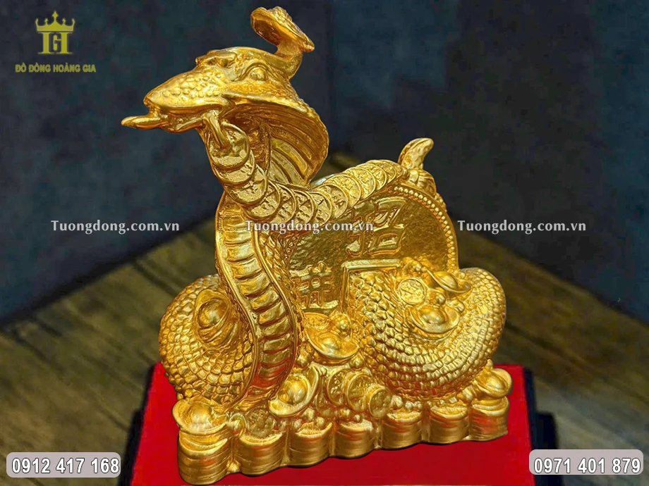 Toàn bộ bề mặt vật phẩm được dát vàng 9999 sang trọng